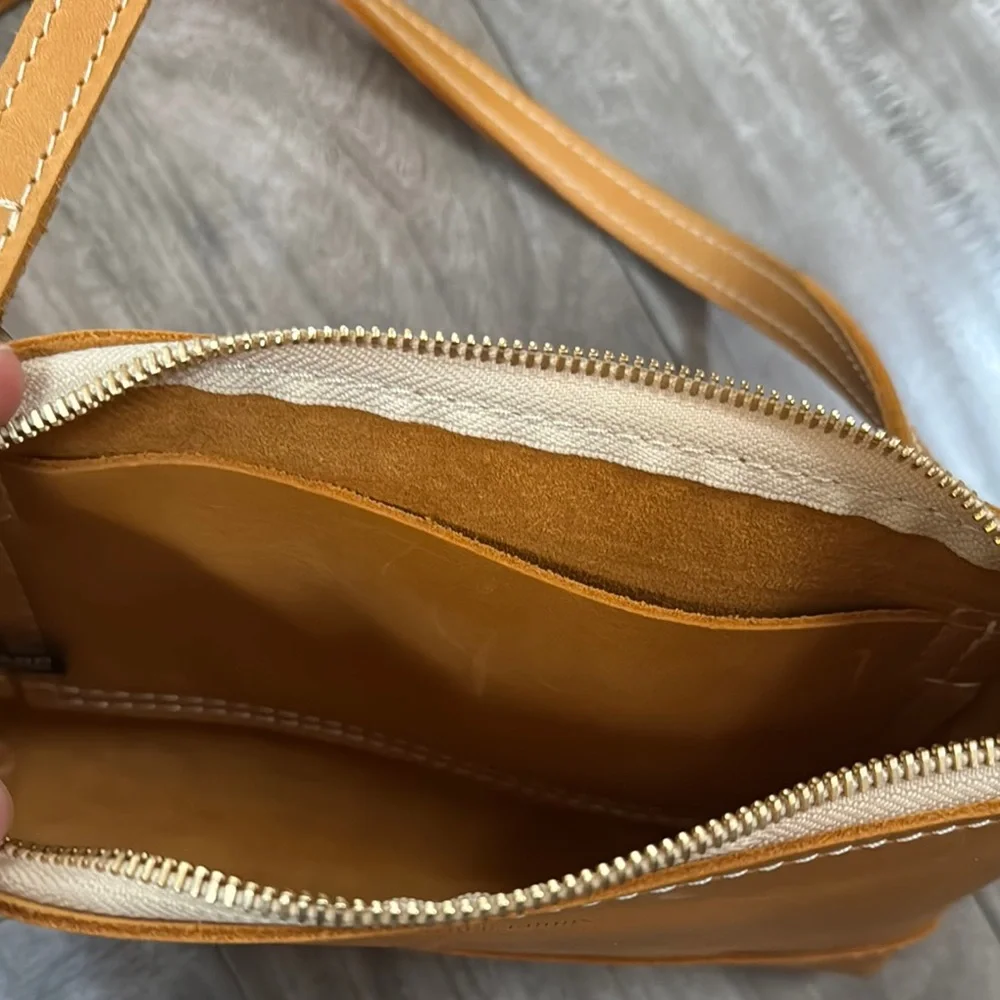 Elegant Tan Leather Crossbody Bag - Picture 4 of 4